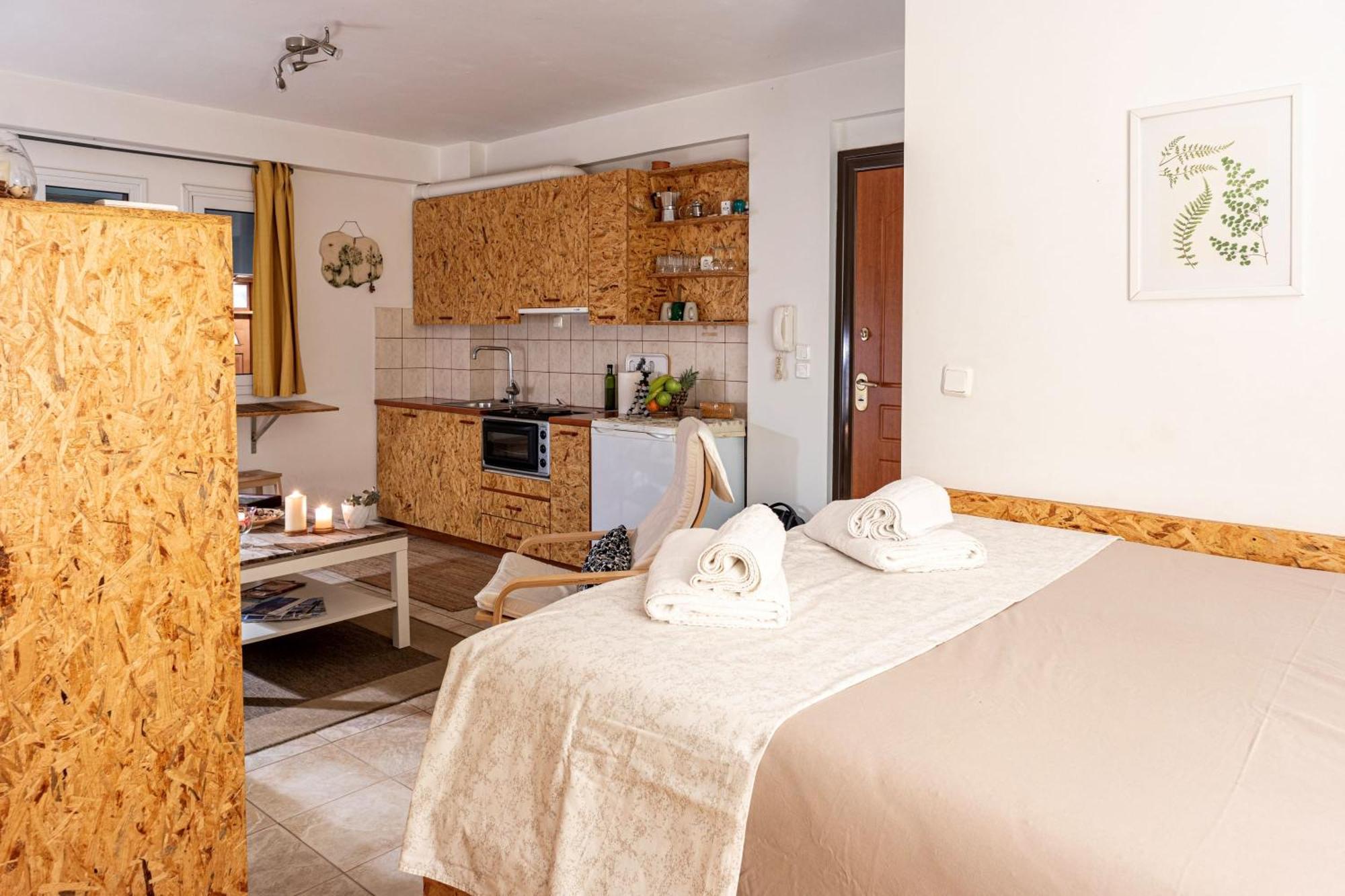 Downtown Central Suite With Private Parking Каламата Екстер'єр фото